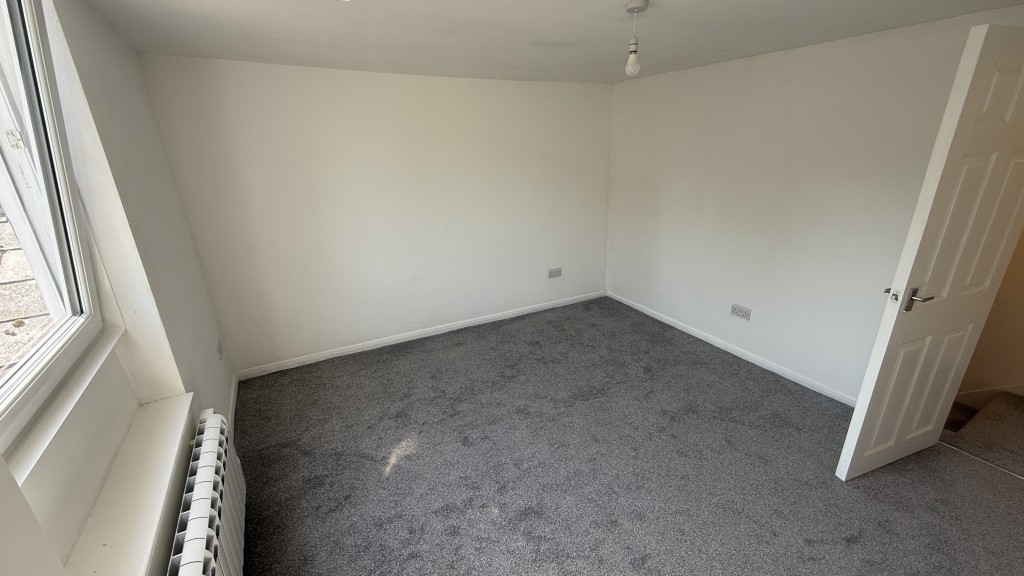Lot: 157 - FREEHOLD PART VACANT RESIDENTIAL INVESTMENT WITH POTENTIAL INCOME OF £27,000 PER ANNUM - Internal image of basement flat bedroom